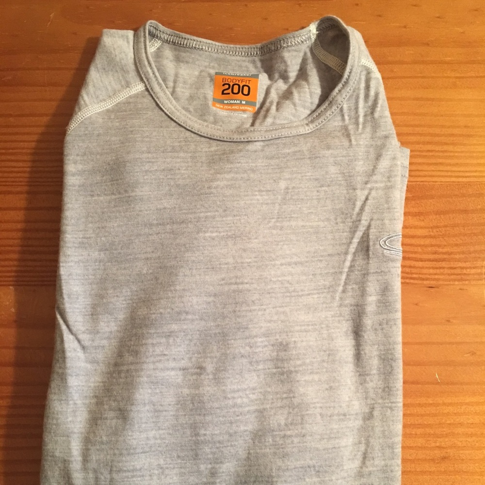 Women’s Icebreaker Bodyfit 200 Shirt, size medium